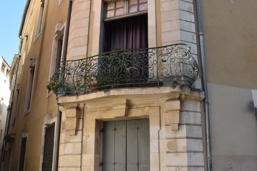 façade sur rue, détail du balcon au 1er niveau