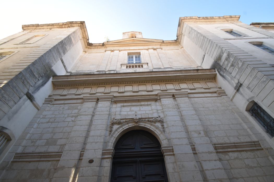 façade sur rue, vue partielle