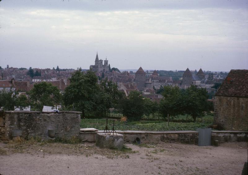 Vue générale de la ville, le château et l'ensemble ouest de l'église