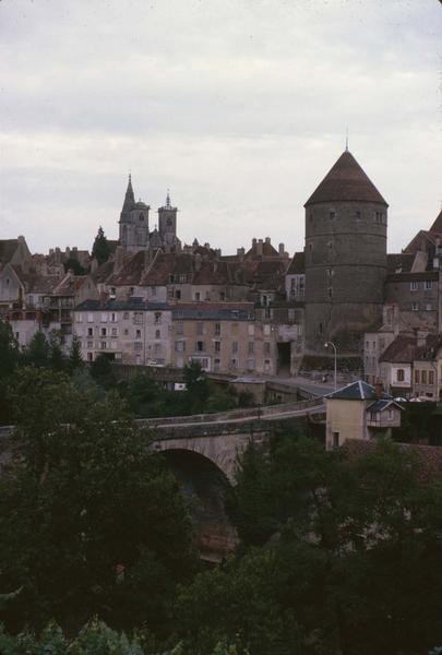 Vue générale de la ville, le pont au premier plan, le château et l'ensemble ouest de l'église