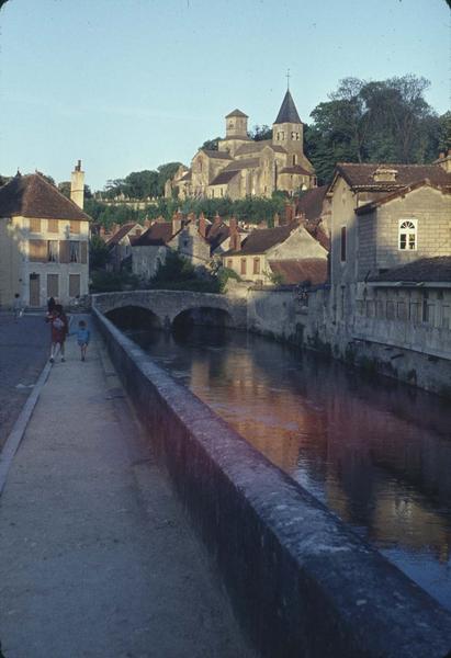 Vue générale de la ville, la Seine au premier plan, ensemble nord-ouest de l'église