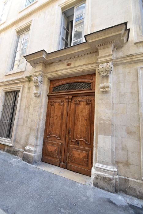 porte d’accès sur rue