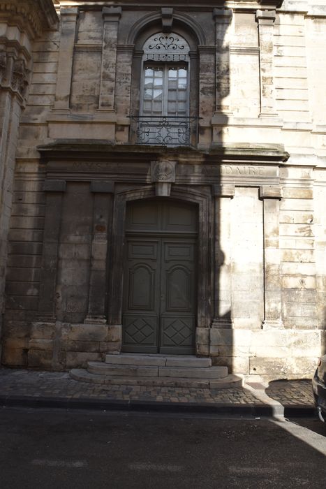 église, portail d’accès sur rue