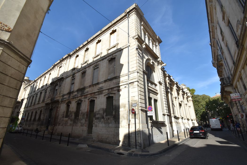 façades ouest et sud sur rues