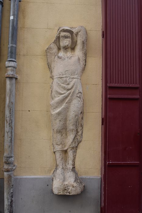 façade sur rue, détail d’une statue incrustée dans la façade de la rue Régale