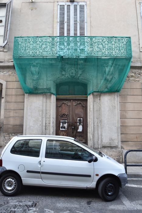 porte d’accès sur rue