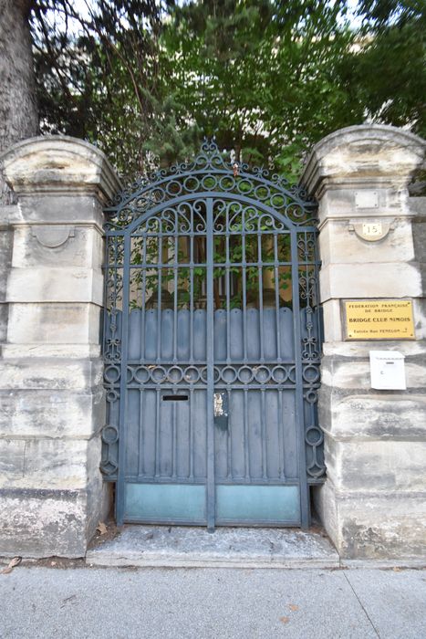 portail d’accès sur le boulevard Talabot à la cour