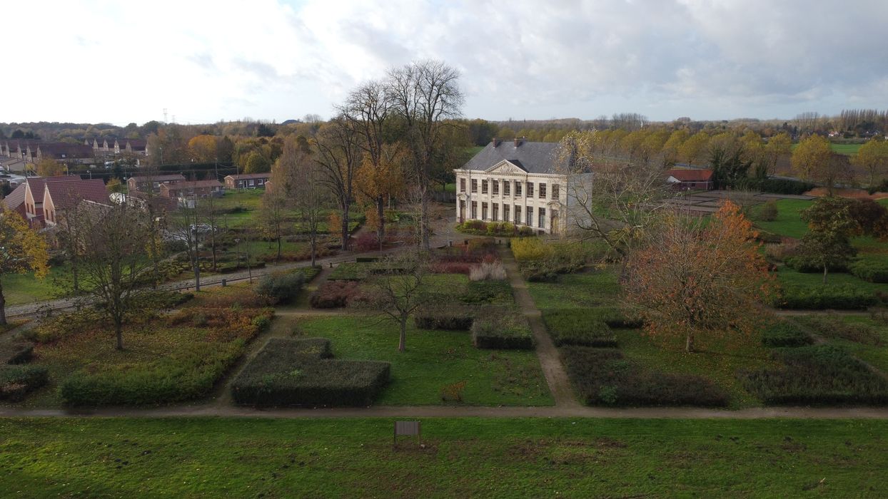 vue générale du bâtiment dans son environnement depuis le Sud-Est