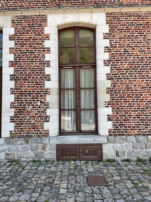 façade nord, détail d’une baie du rez-de-chaussée