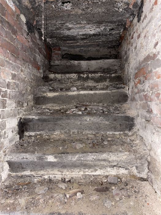 caves, détail d’un ancien escalier d’accès