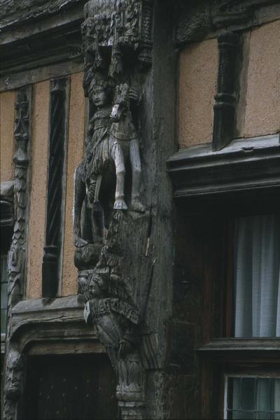 Détail de la façade à pans de bois : statuette sur un pilier sculpté