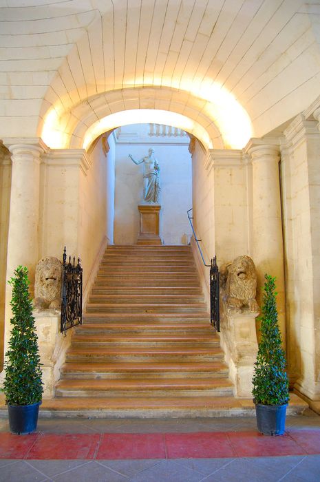 vestibule, grand escalier