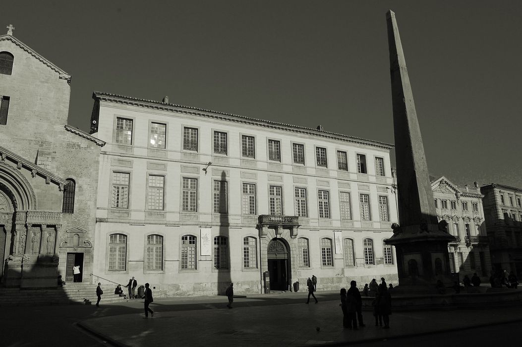 façade sur la place