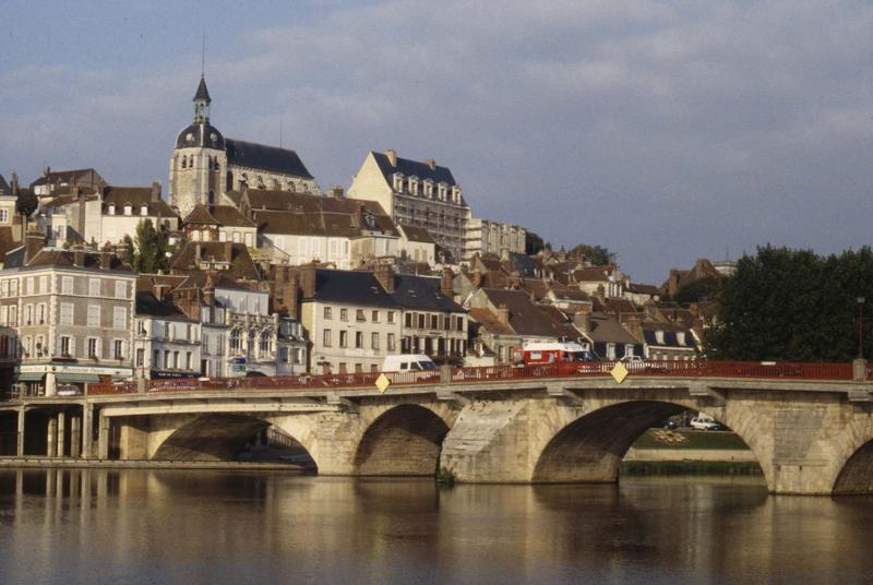 Vue générale de la ville, le pont sur l'Yonne et l'église