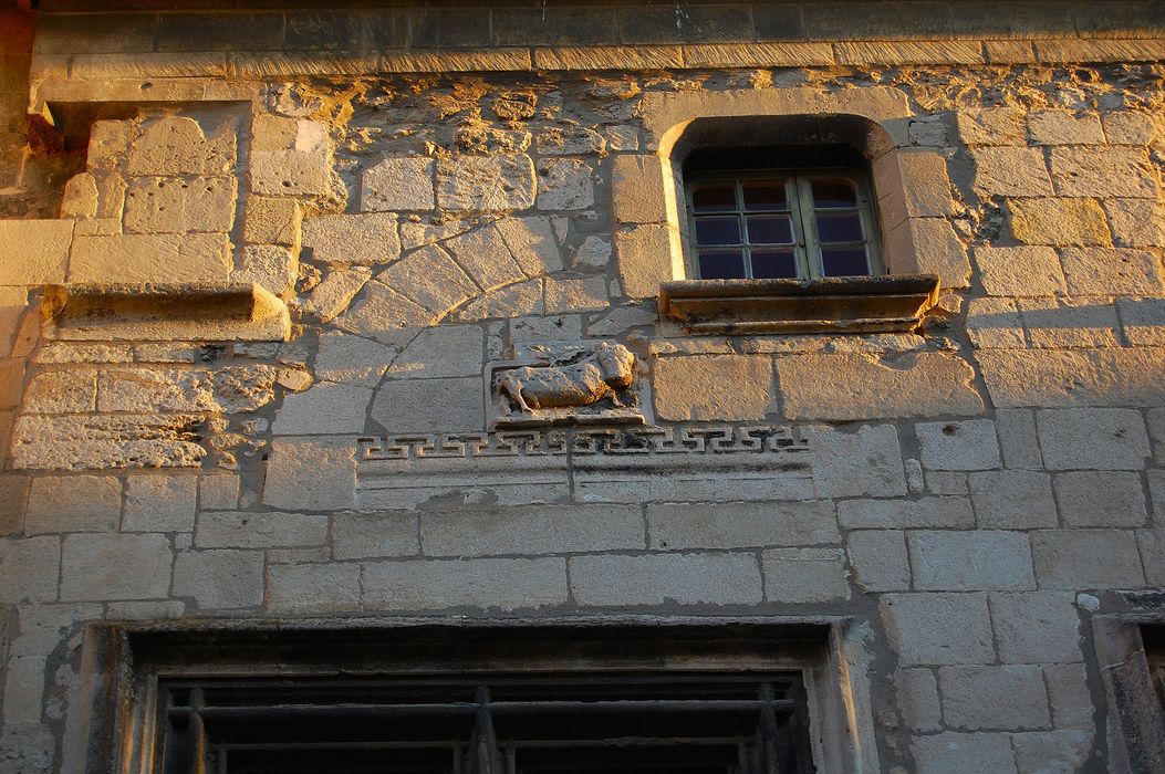 façade nord de l’ancien bâtiment du prétoire situé dans le prolongement rue Plan-de-la-Cour, détail