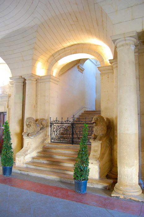 vestibule, grand escalier