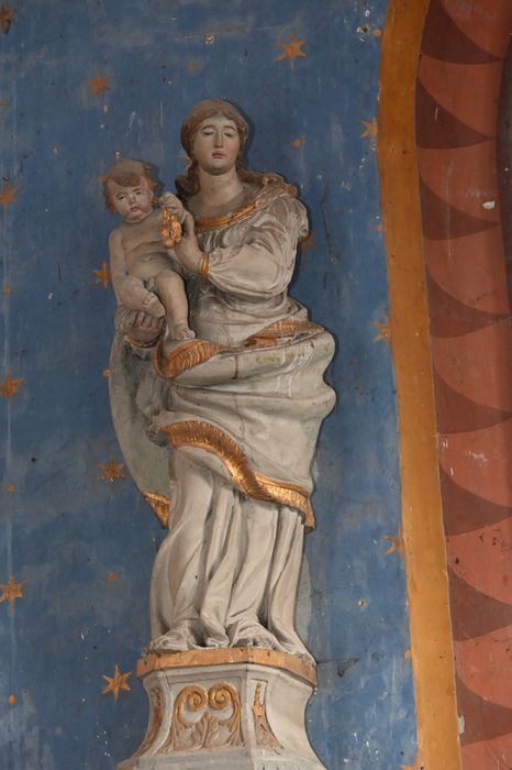 statue : Vierge à l'Enfant avec cerise