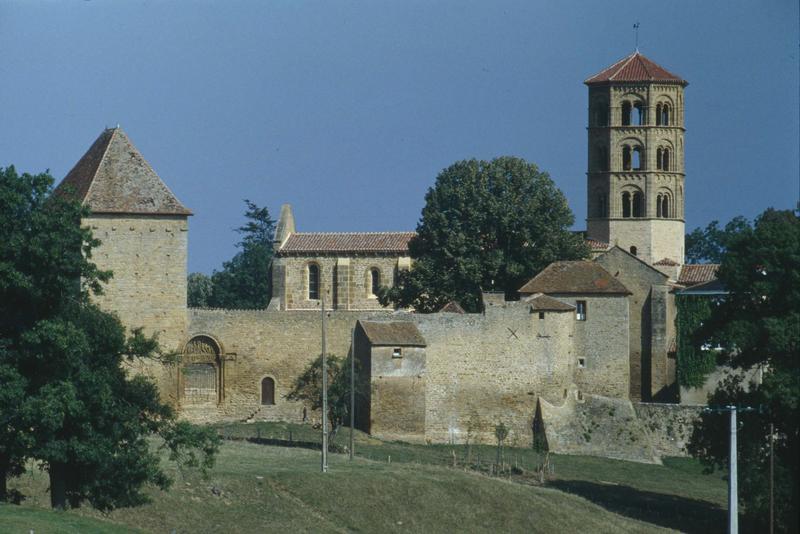 Ensemble du prieuré et clocher de l'église