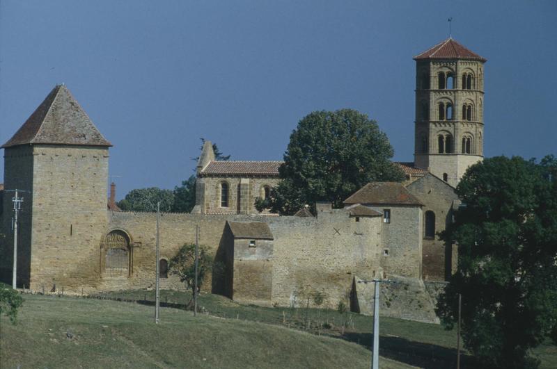 Ensemble du prieuré et clocher de l'église