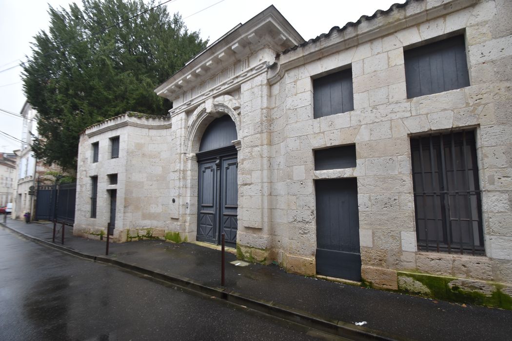 portail monumental sur rue d’accès à la cour d’honneur