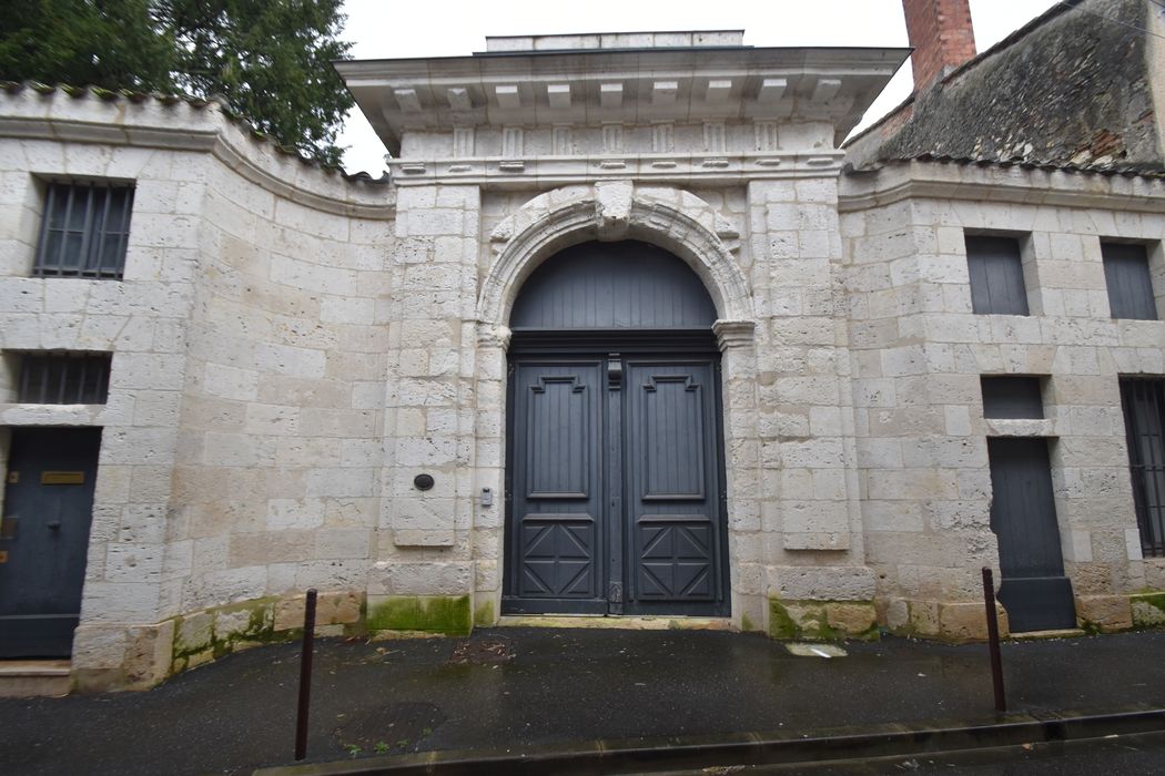 portail monumental sur rue d’accès à la cour d’honneur