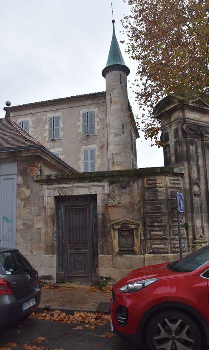 façade nord, vue partielle depuis la rue