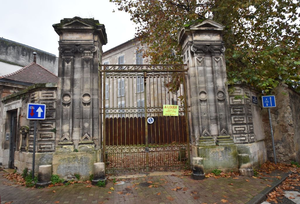 grille d’accès nord sur rue