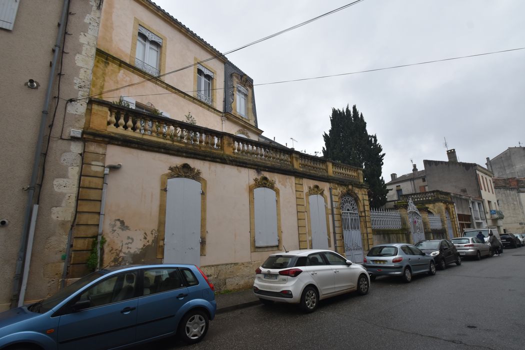 façade sud sur rue, vue partielle