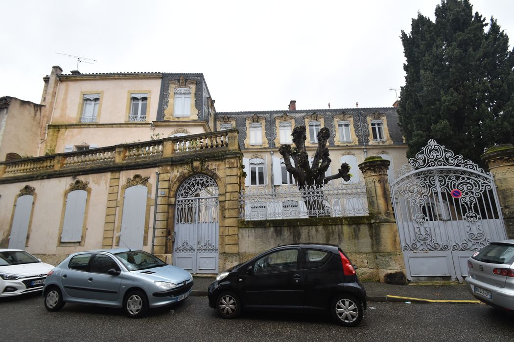 façade sud sur rue, vue partielle