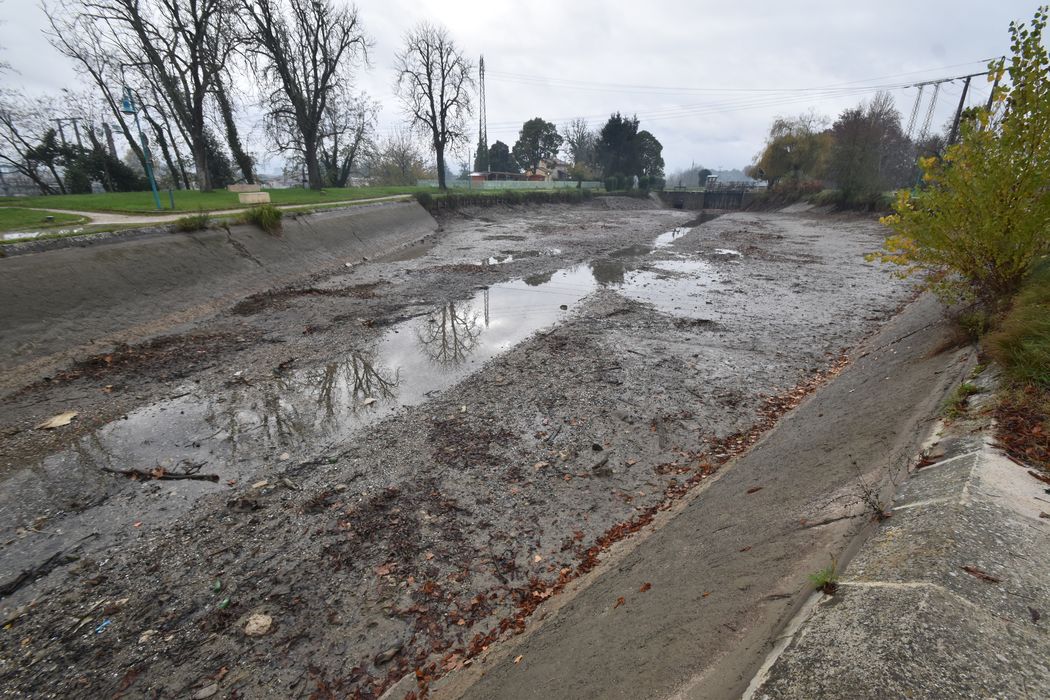 vue partielle du canal sur la berge ouest en direction de l’Ouest