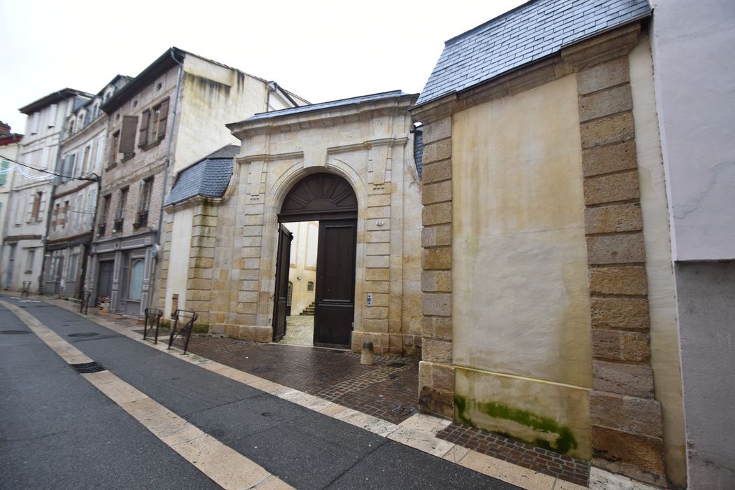 portail monumental sur rue d’accès à la cour d’honneur