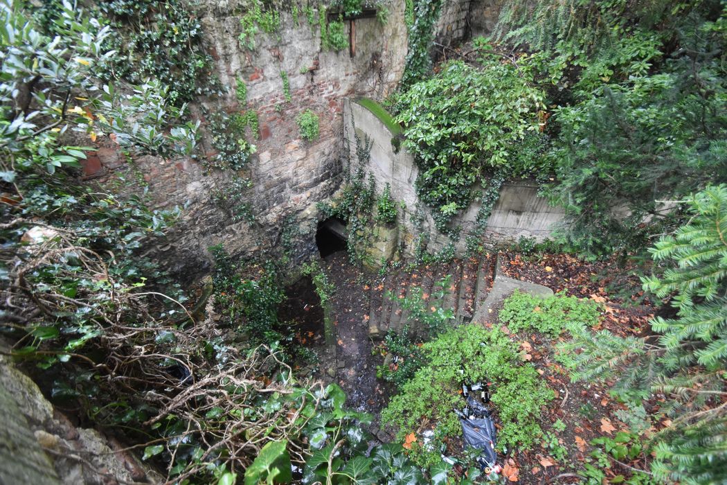 passage menant à la fontaine depuis la rue Lomet