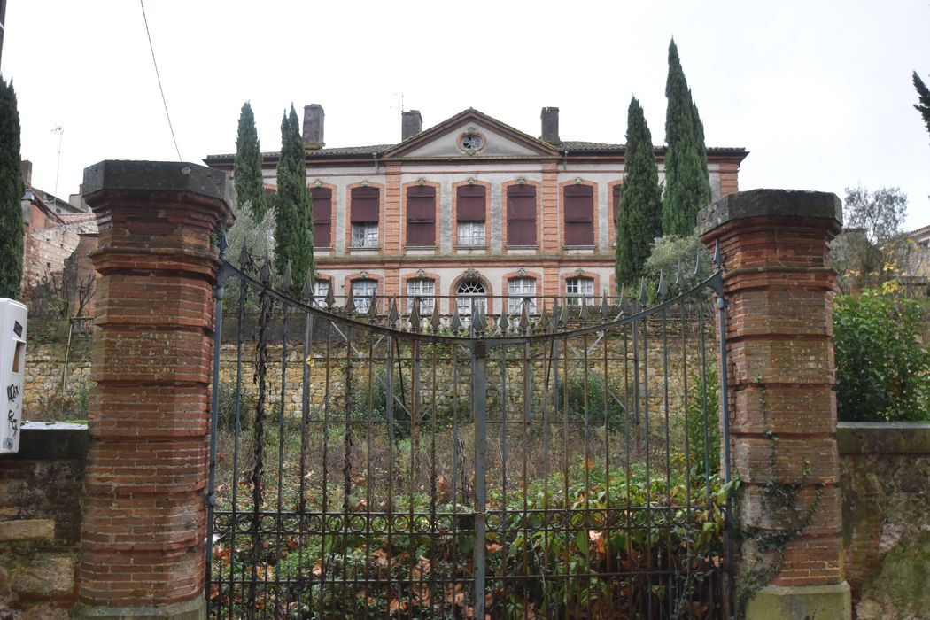 vue partielle de la façade ouest depuis le cours Gambetta