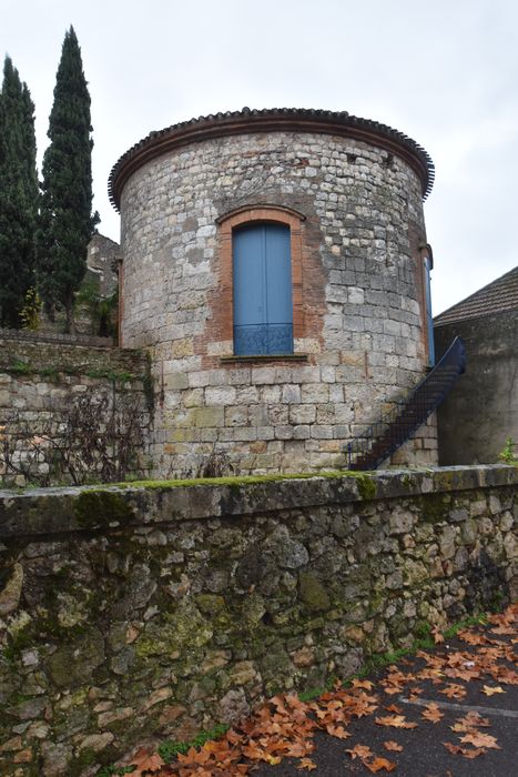 tour isolée au sud du jardin