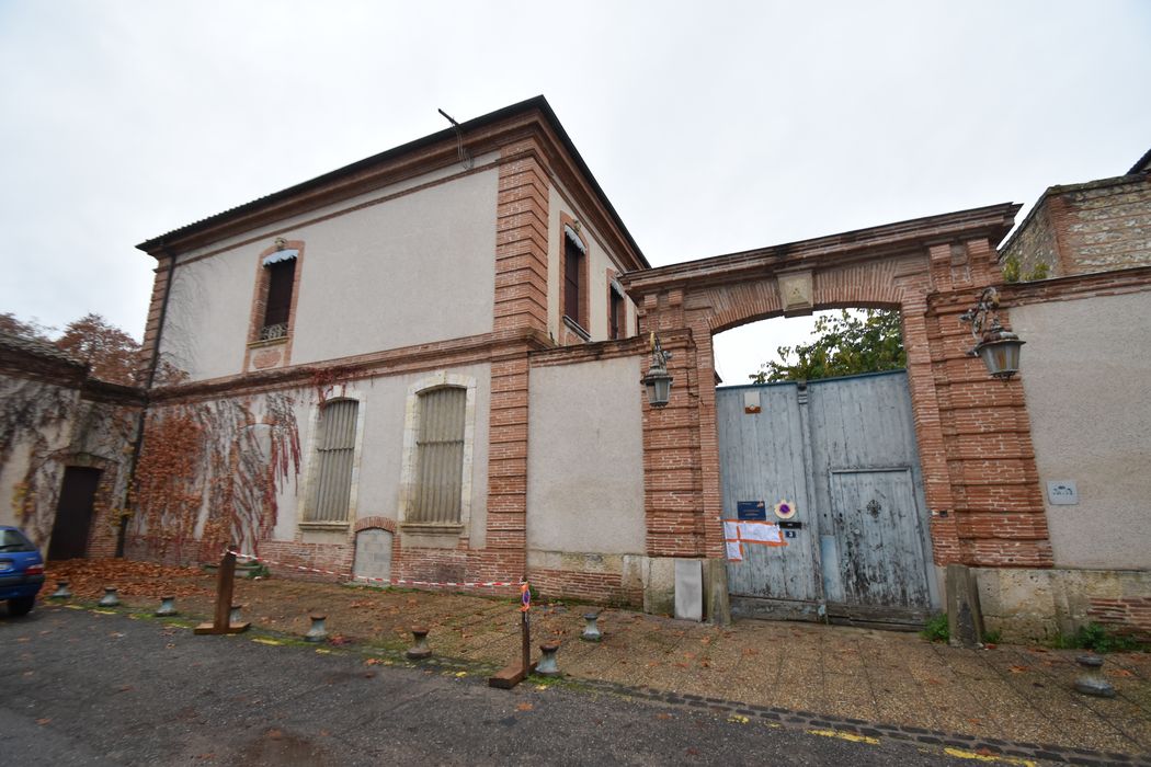 façade sud sur la rue des Généraux Arlabosse