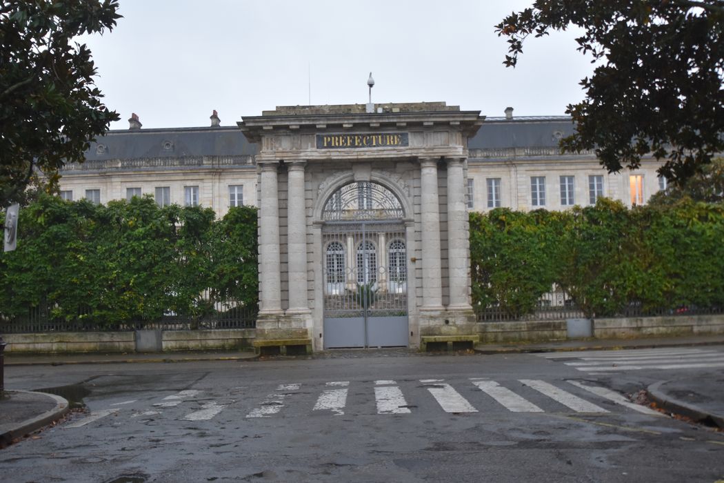 portail monumental sur rue d’accès nord à la cour d’honneur