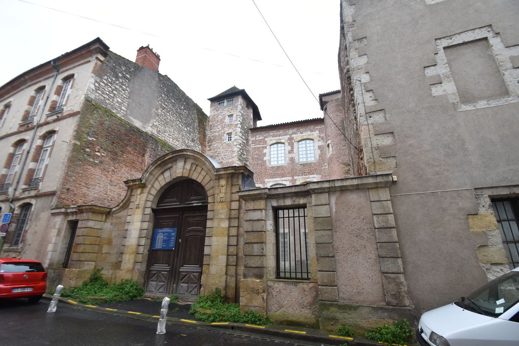 portail monumental nord sur rue d’accès à la cour d’honneur