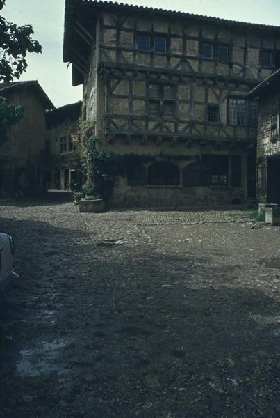 Façade à pans de bois et encorbellement