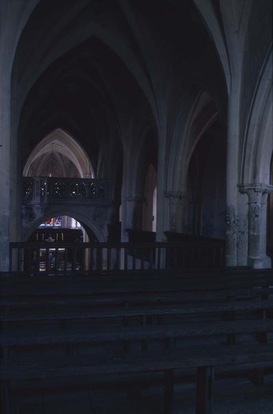 Intérieur : jubé et bancs de la nef