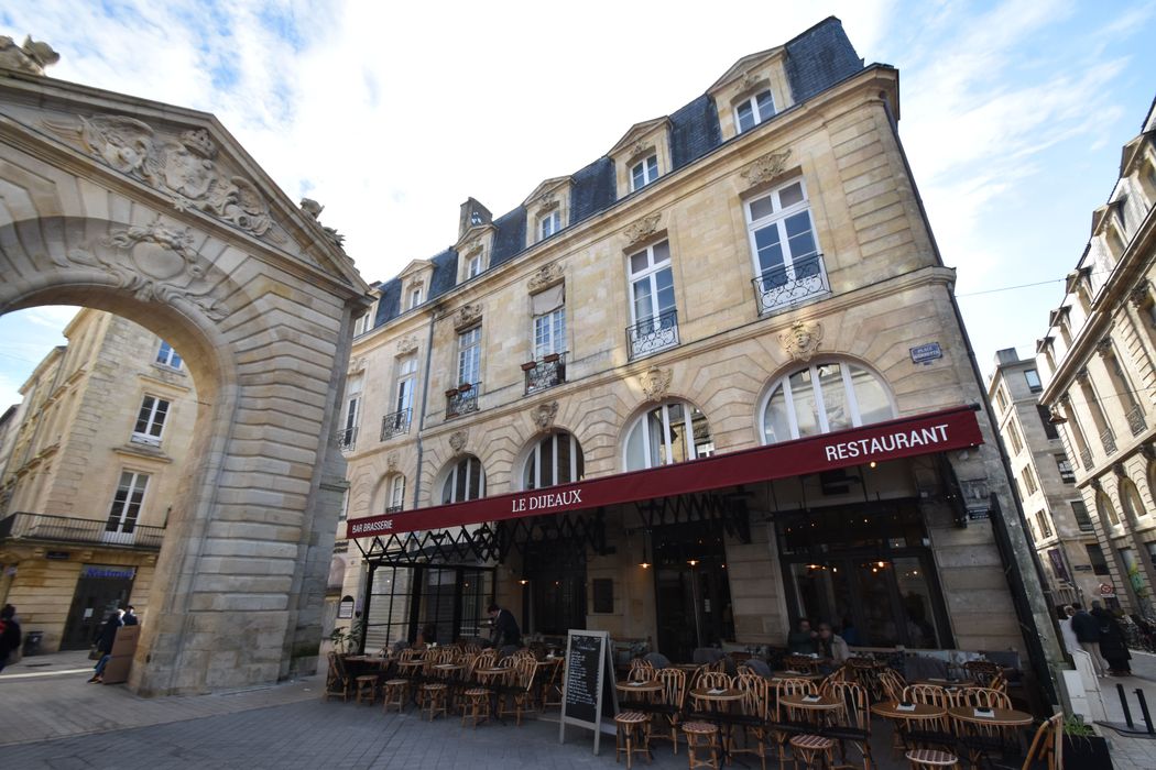 Façades sur la place Gambetta