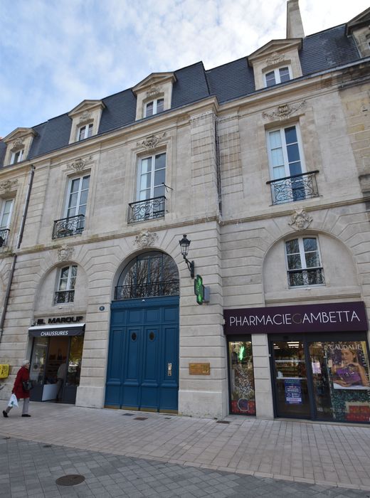 Façade sur la place Gambetta