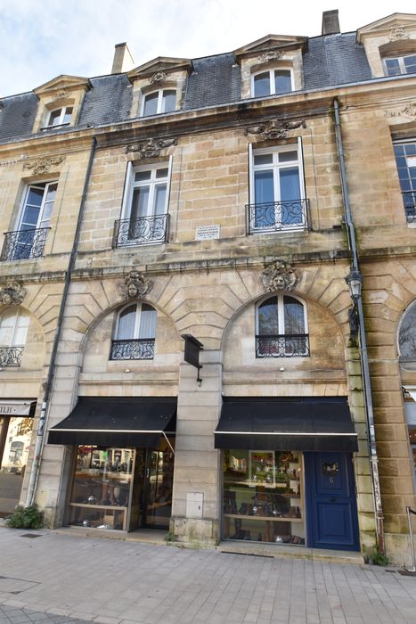 Façades sur la place Gambetta