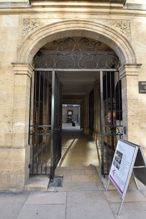 grille d’accès sur rue à la cour intérieure