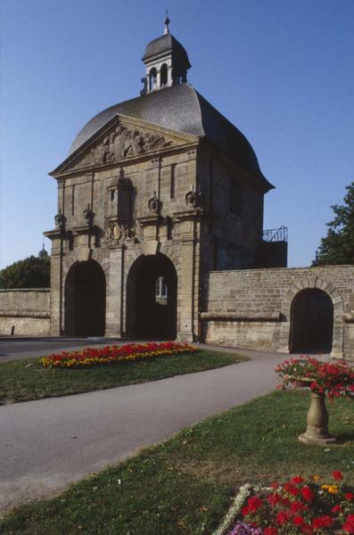 Porte des anciens remparts, côté sud extra-muros