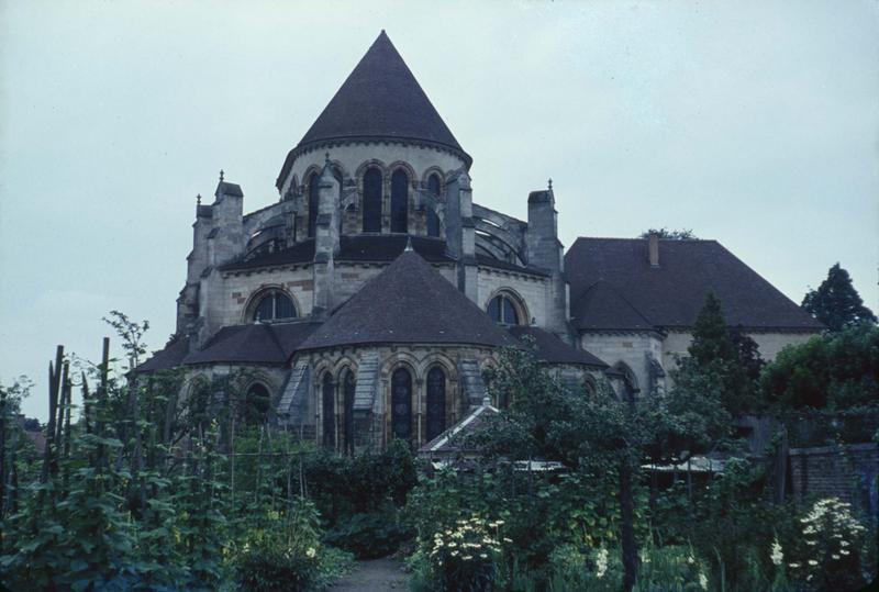 Abside depuis un jardin