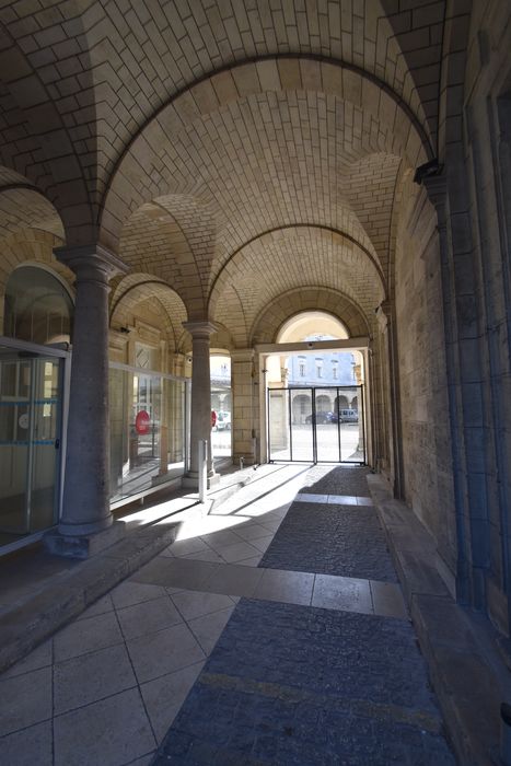 passage entre la rue et la cour intérieure