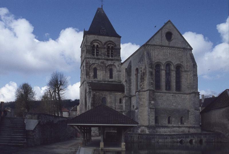 Ensemble est, un lavoir au premier plan