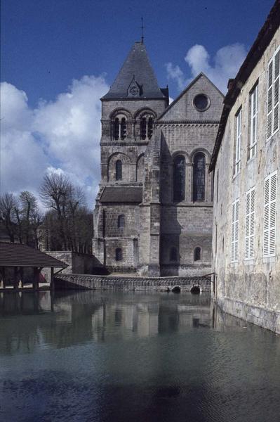 Ensemble est et façade d'un bâtiment sur un plan d'eau