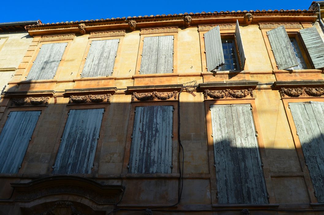 façade su rue, vue partielle