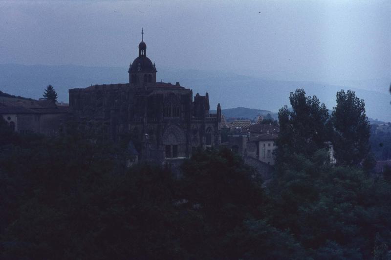 Ensemble nord-ouest de l'église abbatiale, maisons environnantes